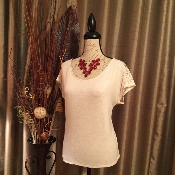 Gorgeous Cream Lace Back High-Low Design Top - Picture 2 of 8